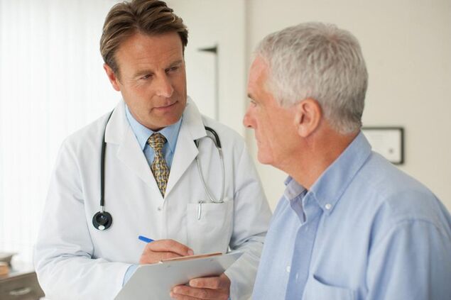 Homme atteint de prostatite au rendez-vous d'urologue